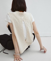 バックスリットスリーブレスニット
