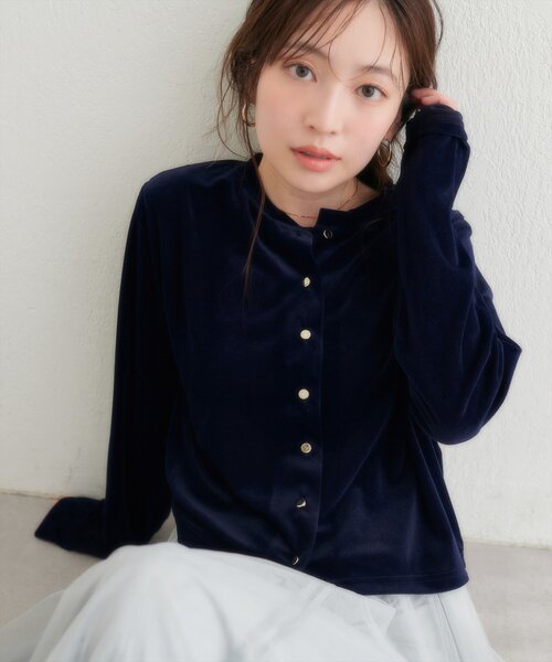 natural couture(ナチュラルクチュール)の「クルーネックベロアカーデ(カーディガン/ボレロ・レディース・ピンク/ブラック/チャコールグレー/ブラウン/ネイビー/アイボリー/グレイッシュベージュ/ドット・FREE)」の11枚目の写真
