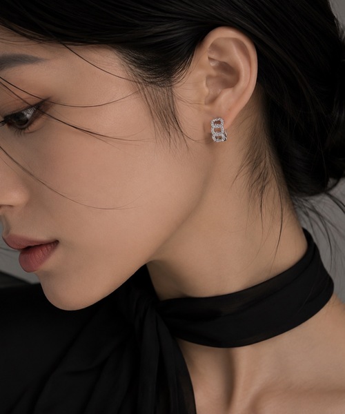MIMILINE(ミミライン)の「チェーン×ビジューフープミニピアス(ピアス(両耳用)・レディース・シルバー/ピンクゴールド・FREE)」の1枚目の写真