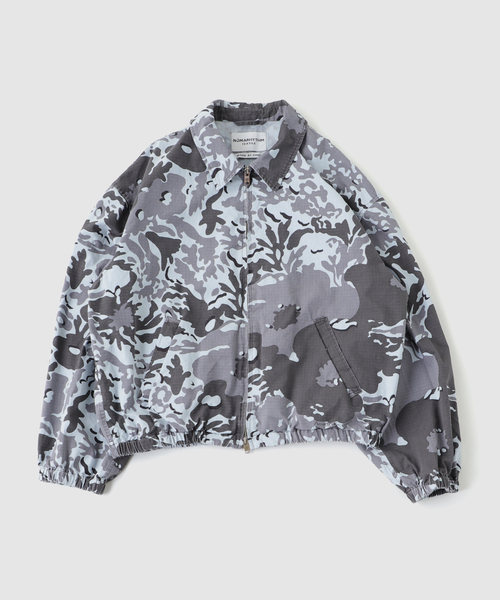 WISM(ウィズム)の「NOMARHYTHM TEXTILE / ノーマリズム テキスタイル Camo Flower Blouson(ミリタリージャケット・メンズ・チャコールグレー・3/4)」の1枚目の写真