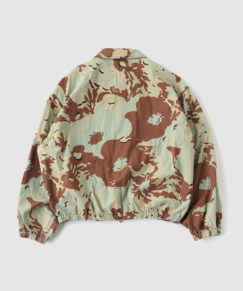 WISM(ウィズム)の「NOMARHYTHM TEXTILE / ノーマリズム テキスタイル Camo Flower Blouson(ミリタリージャケット・メンズ・チャコールグレー・3/4)」の2枚目の写真