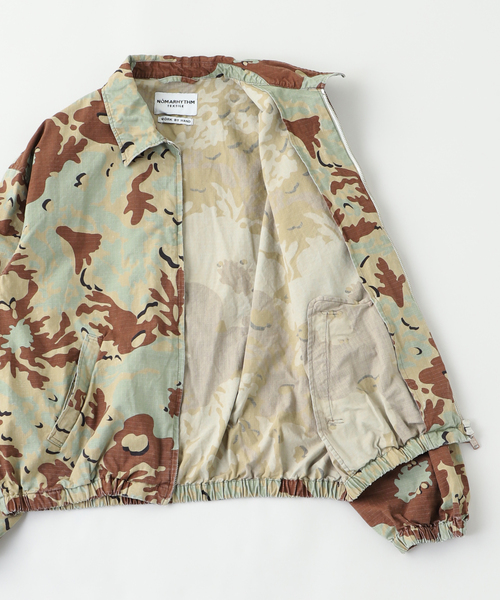 WISM(ウィズム)の「NOMARHYTHM TEXTILE / ノーマリズム テキスタイル Camo Flower Blouson(ミリタリージャケット・メンズ・チャコールグレー・3/4)」の3枚目の写真