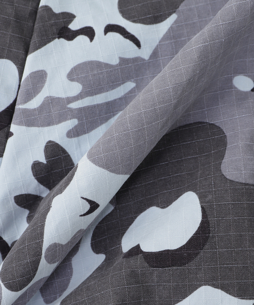 WISM(ウィズム)の「NOMARHYTHM TEXTILE / ノーマリズム テキスタイル Camo Flower Blouson(ミリタリージャケット・メンズ・チャコールグレー・3/4)」の4枚目の写真