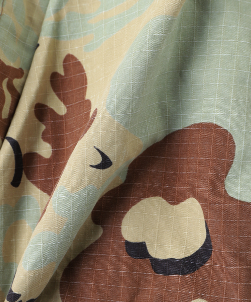 WISM(ウィズム)の「NOMARHYTHM TEXTILE / ノーマリズム テキスタイル Camo Flower Blouson(ミリタリージャケット・メンズ・チャコールグレー・3/4)」の5枚目の写真