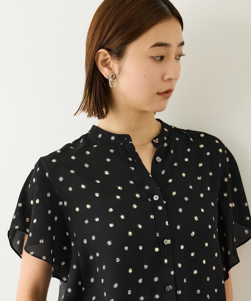 ROPE'(ロペ)の「【DEVEAUX(デヴォー)】ドットケープブラウス/セットアップ対応・イージーケア(シャツ/ブラウス・レディース・ブラック系その他・FREE)」の4枚目の写真