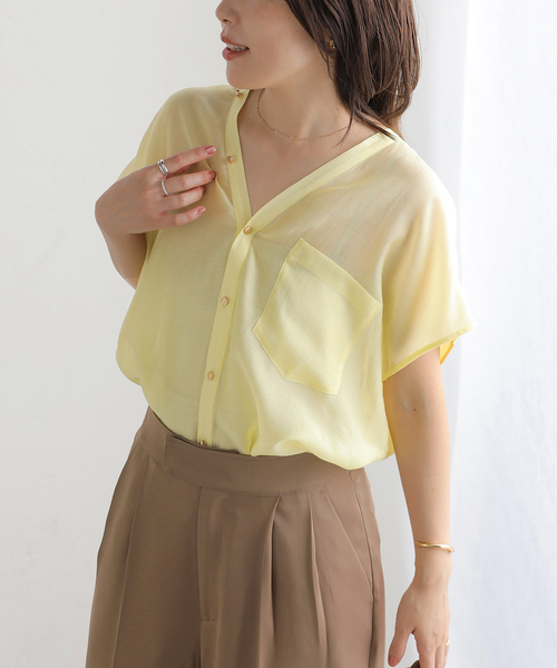 La TOTALITE(ラトータリテ)の「【洗える】Vネックシアーハーフスリーブシャツ(シャツ/ブラウス・レディース・ブラウン/ブルー/イエロー・FREE)」の3枚目の写真