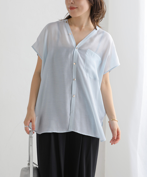 La TOTALITE(ラトータリテ)の「【洗える】Vネックシアーハーフスリーブシャツ(シャツ/ブラウス・レディース・ブラウン/ブルー/イエロー・FREE)」の2枚目の写真
