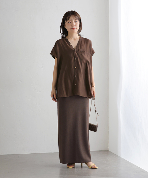 La TOTALITE(ラトータリテ)の「【洗える】Vネックシアーハーフスリーブシャツ(シャツ/ブラウス・レディース・ブラウン/ブルー/イエロー・FREE)」の4枚目の写真