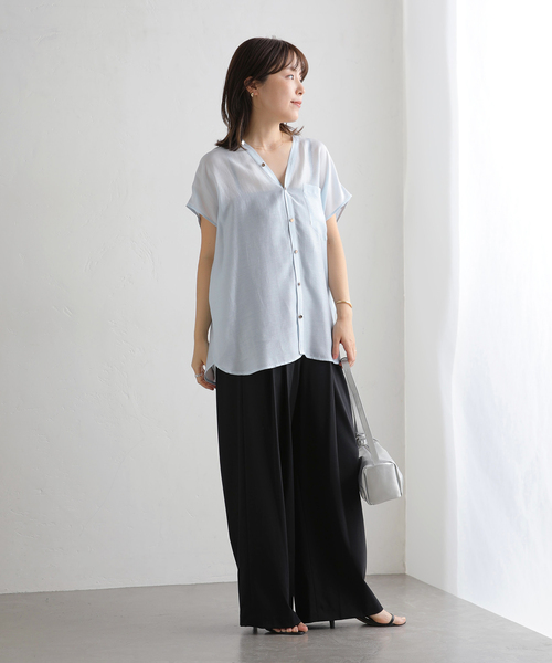 La TOTALITE(ラトータリテ)の「【洗える】Vネックシアーハーフスリーブシャツ(シャツ/ブラウス・レディース・ブラウン/ブルー/イエロー・FREE)」の10枚目の写真
