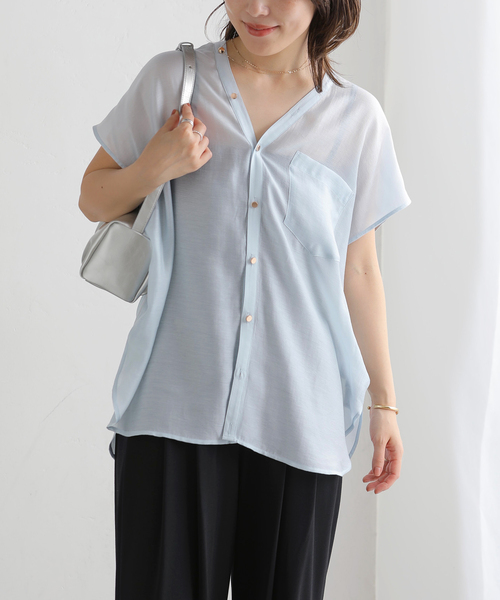 La TOTALITE(ラトータリテ)の「【洗える】Vネックシアーハーフスリーブシャツ(シャツ/ブラウス・レディース・ブラウン/ブルー/イエロー・FREE)」の13枚目の写真