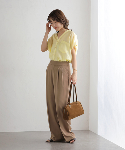 La TOTALITE(ラトータリテ)の「【洗える】Vネックシアーハーフスリーブシャツ(シャツ/ブラウス・レディース・ブラウン/ブルー/イエロー・FREE)」の17枚目の写真