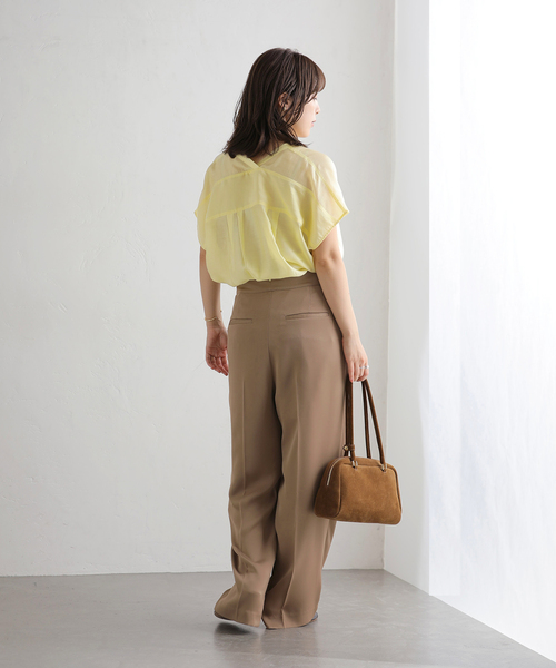 La TOTALITE(ラトータリテ)の「【洗える】Vネックシアーハーフスリーブシャツ(シャツ/ブラウス・レディース・ブラウン/ブルー/イエロー・FREE)」の18枚目の写真