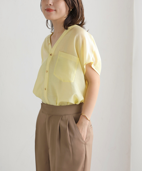 La TOTALITE(ラトータリテ)の「【洗える】Vネックシアーハーフスリーブシャツ(シャツ/ブラウス・レディース・ブラウン/ブルー/イエロー・FREE)」の21枚目の写真