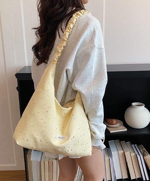 GEMEDA(ジェメダ)の「かわいい星の総柄ショルダーバッグ(ショルダーバッグ・レディース・アイボリー/イエロー/ライトブルー/ブラック・F)」の4枚目の写真