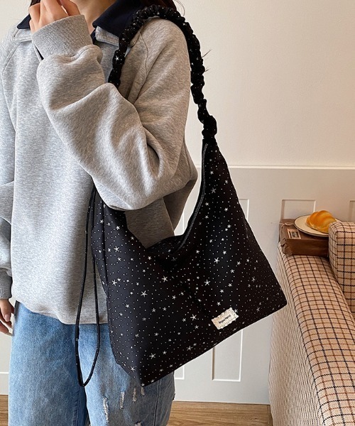 GEMEDA(ジェメダ)の「かわいい星の総柄ショルダーバッグ(ショルダーバッグ・レディース・アイボリー/イエロー/ライトブルー/ブラック・F)」の1枚目の写真