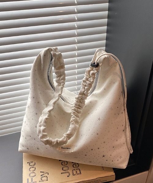 GEMEDA(ジェメダ)の「かわいい星の総柄ショルダーバッグ(ショルダーバッグ・レディース・アイボリー/イエロー/ライトブルー/ブラック・F)」の5枚目の写真