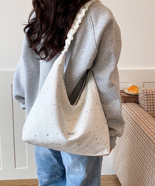 GEMEDA(ジェメダ)の「かわいい星の総柄ショルダーバッグ(ショルダーバッグ・レディース・アイボリー/イエロー/ライトブルー/ブラック・F)」の13枚目の写真
