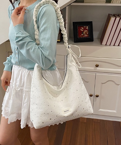 GEMEDA(ジェメダ)の「かわいい星の総柄ショルダーバッグ(ショルダーバッグ・レディース・アイボリー/イエロー/ライトブルー/ブラック・F)」の15枚目の写真