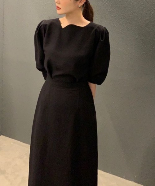 LUCPY(ラクピー)の「リネンタッチパフスリーブブラウス&ナロースカートセットアップ(ワンピース・レディース・ブラック/ホワイト・FREE)」の2枚目の写真