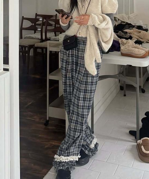 meJane(ミージェーン)の「チェック柄 裾フリルレース ワイドパンツ(その他パンツ・レディース・ブラック系/ブラウン系・FREE)」の4枚目の写真