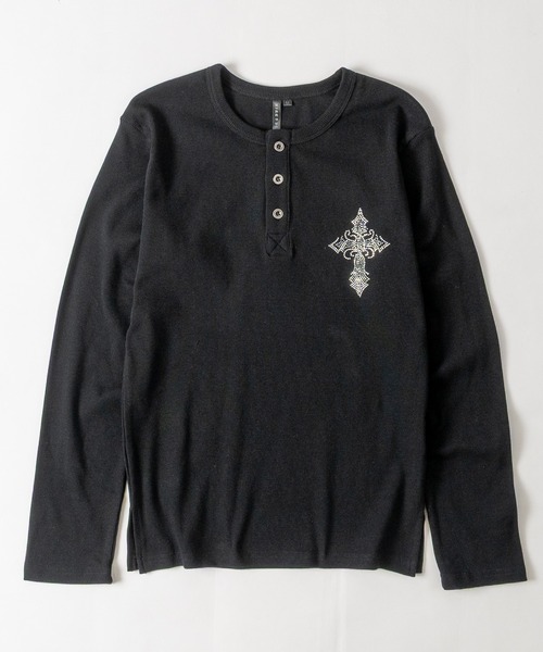 JOHN'S CLOSET（ジョンズクローゼット）の「【31】クロスモチーフラインストーン ジャストフィットテレコヘンリーネックTシャツ（Tシャツ/カットソー・メンズ・ブラック系1/ブラック系2/ホワイト系1/ホワイト系2・MEDIUM/LARGE）」の3枚目の写真