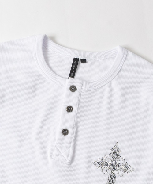 JOHN'S CLOSET（ジョンズクローゼット）の「【31】クロスモチーフラインストーン ジャストフィットテレコヘンリーネックTシャツ（Tシャツ/カットソー・メンズ・ブラック系1/ブラック系2/ホワイト系1/ホワイト系2・MEDIUM/LARGE）」の5枚目の写真