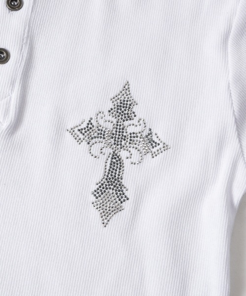 JOHN'S CLOSET（ジョンズクローゼット）の「【31】クロスモチーフラインストーン ジャストフィットテレコヘンリーネックTシャツ（Tシャツ/カットソー・メンズ・ブラック系1/ブラック系2/ホワイト系1/ホワイト系2・MEDIUM/LARGE）」の6枚目の写真