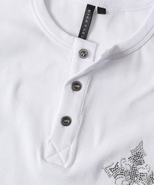 JOHN'S CLOSET（ジョンズクローゼット）の「【31】クロスモチーフラインストーン ジャストフィットテレコヘンリーネックTシャツ（Tシャツ/カットソー・メンズ・ブラック系1/ブラック系2/ホワイト系1/ホワイト系2・MEDIUM/LARGE）」の7枚目の写真