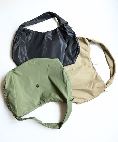 CLEDRAN(クレドラン)の「【軽量ナイロン 大容量】CL4029 FORI SIDE ZIP POCKET SHOULDER(ショルダーバッグ・レディース・グリーン/ブラック/ベージュ・FREE)」の1枚目の写真