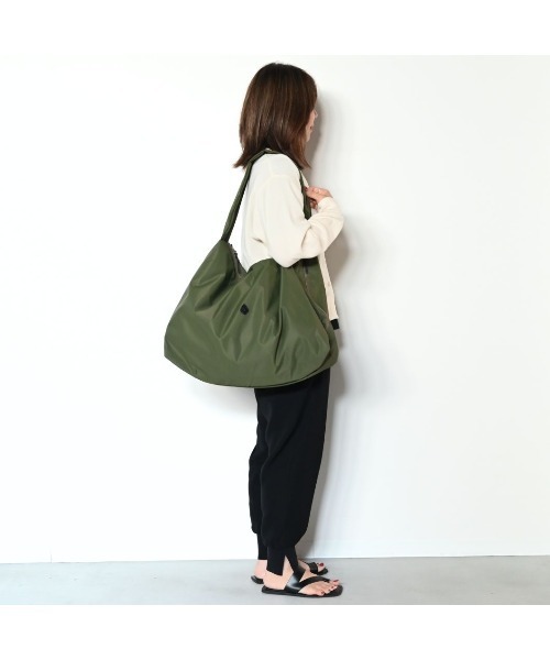 CLEDRAN(クレドラン)の「【軽量ナイロン 大容量】CL4029 FORI SIDE ZIP POCKET SHOULDER(ショルダーバッグ・レディース・グリーン/ブラック/ベージュ・FREE)」の15枚目の写真