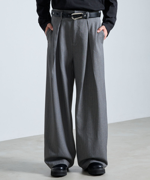 SERACE(セラス)の「【SERACE】 TUCK WIDE BALLOON STRIPE SLACKS / タックワイドバルーンストライプスラックス(スラックス・メンズ・グレー/ブラック・S/M/L)」の2枚目の写真