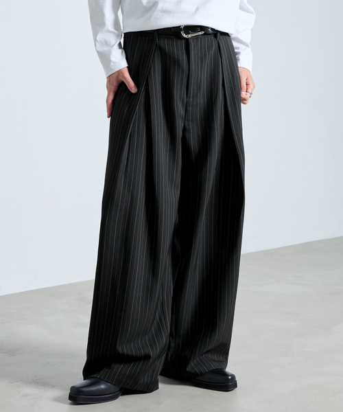 SERACE(セラス)の「【SERACE】 TUCK WIDE BALLOON STRIPE SLACKS / タックワイドバルーンストライプスラックス(スラックス・メンズ・グレー/ブラック・S/M/L)」の1枚目の写真