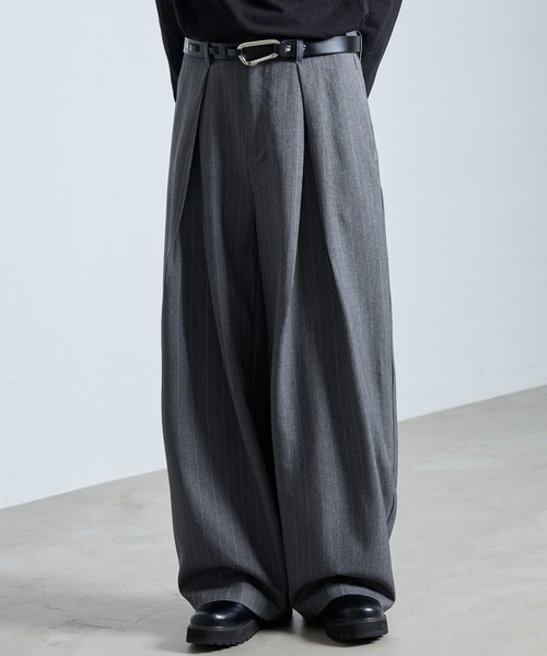 SERACE(セラス)の「【SERACE】 TUCK WIDE BALLOON STRIPE SLACKS / タックワイドバルーンストライプスラックス(スラックス・メンズ・グレー/ブラック・S/M/L)」の4枚目の写真