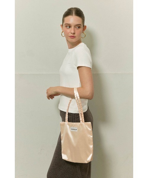 ALEXIA STAM(アリシアスタン)の「Satin Tote Bag /サテントートバッグ(ショルダーバッグ・レディース・ピンク系/アイボリー/ブラウン/ブルー・FREE)」の4枚目の写真