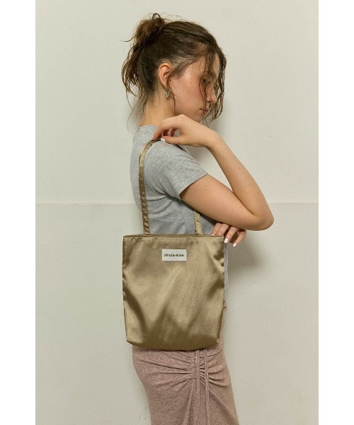ALEXIA STAM(アリシアスタン)の「Satin Tote Bag /サテントートバッグ(ショルダーバッグ・レディース・ピンク系/アイボリー/ブラウン/ブルー・FREE)」の8枚目の写真