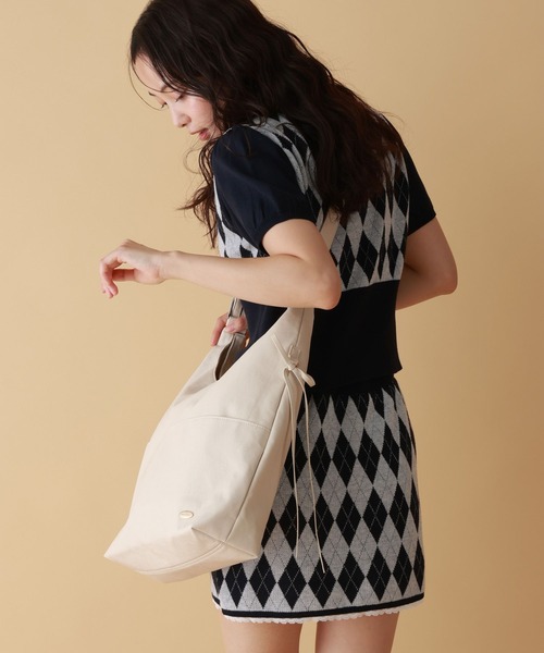 tiny tiny(ティニーティニー)の「軽PU ショルダーバッグ / A4サイズ収納可能(ショルダーバッグ・レディース・ブラック/ダークブラウン/アイボリー・0)」の7枚目の写真