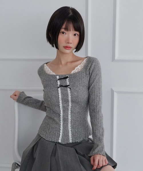by muni:r(バイ ムニール)の「レーススクエアリボンスリムニット/2026 AW COLLECTION(Tシャツ/カットソー・レディース・ブラック/グレー/アイボリー・FREE)」の1枚目の写真