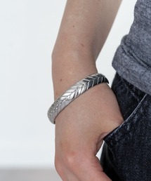 abaskdesign（アバスクデザイン）の「金属アレルギー対応　ヘリンボーンカフバングル（バングル/リストバンド）」