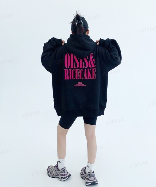 Dalfwin(ダールフィン)の「OISISフェイクレザーラベル付きフロッキープリントフーディー(パーカー・レディース・ブラック・FREE)」の8枚目の写真