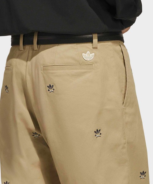 adidas(アディダス)の「オリジナルス ルーズ 刺しゅうパンツ【adidas Golf/アディダスゴルフ】(その他パンツ・メンズ・ベージュ・79/73/76)」の4枚目の写真