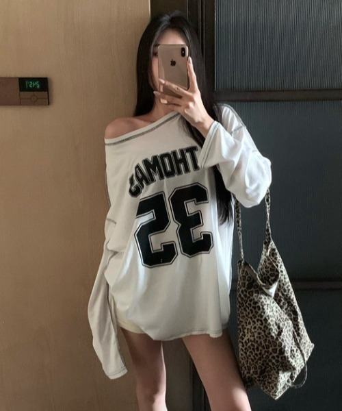 SHEPP（シープ）の「【26年秋冬新作】オーバーサイズワンショル ナンバリング カレッジロゴ ロンT（Tシャツ/カットソー・レディース・ホワイト/ブラック・L）」の4枚目の写真