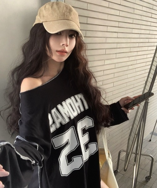 SHEPP（シープ）の「【26年秋冬新作】オーバーサイズワンショル ナンバリング カレッジロゴ ロンT（Tシャツ/カットソー・レディース・ホワイト/ブラック・L）」の16枚目の写真