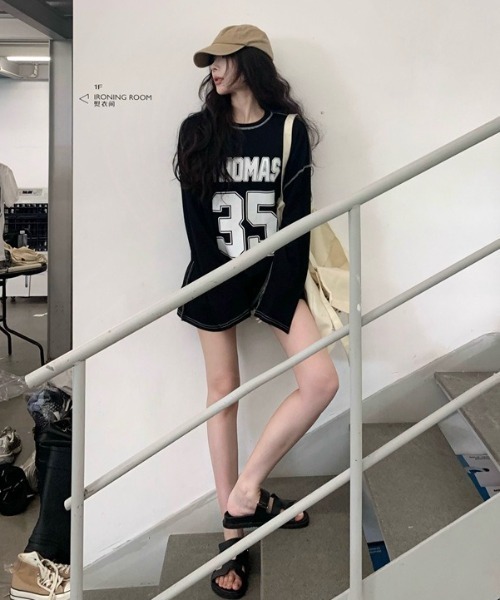 SHEPP（シープ）の「【26年秋冬新作】オーバーサイズワンショル ナンバリング カレッジロゴ ロンT（Tシャツ/カットソー・レディース・ホワイト/ブラック・L）」の9枚目の写真