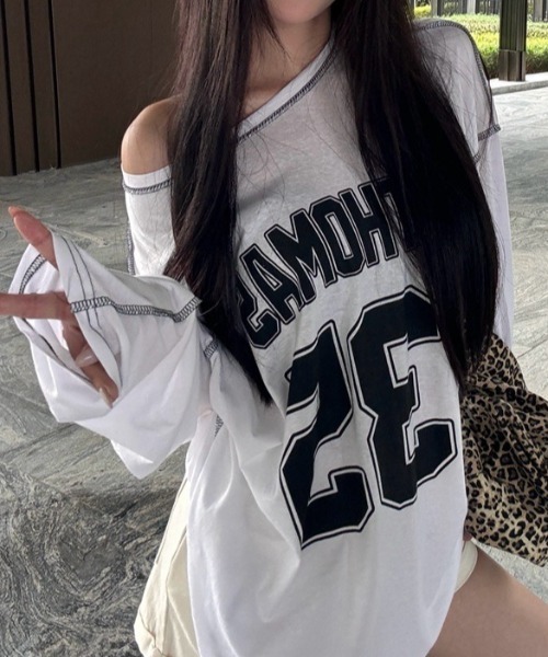 SHEPP（シープ）の「【26年秋冬新作】オーバーサイズワンショル ナンバリング カレッジロゴ ロンT（Tシャツ/カットソー・レディース・ホワイト/ブラック・L）」の8枚目の写真