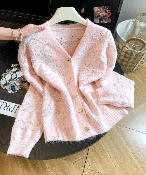 AMAJI(アマジ)の「ハートボタン Vネック ニットカーディガン(カーディガン/ボレロ・レディース・ライトグレー/ライトピンク/ライトブルー/ホワイト・FREE)」の4枚目の写真