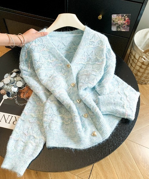 AMAJI(アマジ)の「ハートボタン Vネック ニットカーディガン(カーディガン/ボレロ・レディース・ライトグレー/ライトピンク/ライトブルー/ホワイト・FREE)」の3枚目の写真