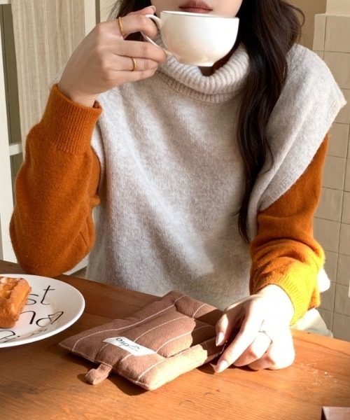 Aelina(エリナ)の「ハイネックノースリーブニットベスト(タンクトップ・レディース・チャコールグレー/ブラック/ベージュ/ブラウン・FREE)」の7枚目の写真