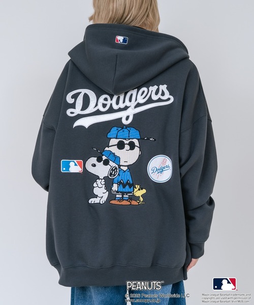 PEANUTS（ピーナッツ）の「【PEANUTS/ピーナッツ】【ユニセックスデザインでリンクコーデにも◎】MLB×PEANUTS 裏起毛ジップパーカー 保温 キャラクター ドジャース ヤンキース ホワイトソックス（パーカー・メンズ・ブラック系その他3/ブルー系その他2/ブラック系その他/ベージュ系その他3/グレー系その他/グレー系その他2・LARGE/X-LARGE/MEDIUM）」の2枚目の写真