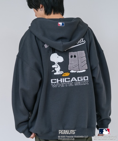 PEANUTS（ピーナッツ）の「【PEANUTS/ピーナッツ】【ユニセックスデザインでリンクコーデにも◎】MLB×PEANUTS 裏起毛ジップパーカー 保温 キャラクター ドジャース ヤンキース ホワイトソックス（パーカー・メンズ・ブラック系その他3/ブルー系その他2/ブラック系その他/ベージュ系その他3/グレー系その他/グレー系その他2・LARGE/X-LARGE/MEDIUM）」の3枚目の写真