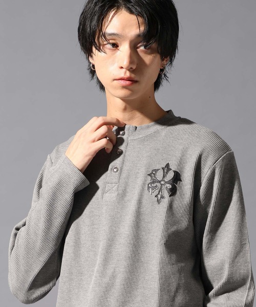 LAND MUSEUM(ランドミュージアム)の「LAND MUSEUM/ゴシックロゴヘンリーT(Tシャツ/カットソー・メンズ・グレー/ブラック・LARGE/MEDIUM)」の1枚目の写真